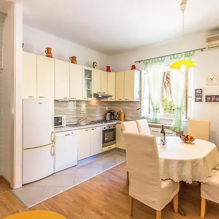 Lxxxi Lägenhet Makarska